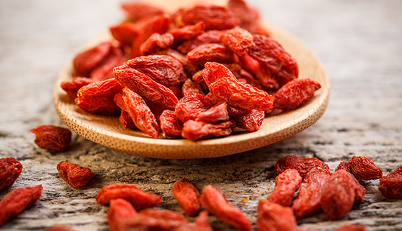 Goji berries – what kind of plant is it? What are their properties and how to eat them?